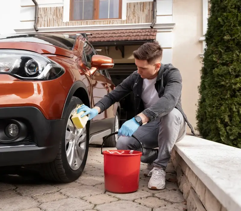 Lavage auto à domicile Auberchicourt : professionnel intervenant sur un véhicule